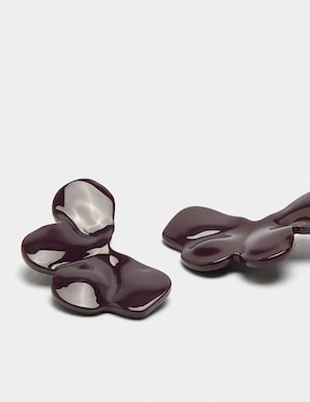 Aretes cortos Parfois Maison Clay con acabado brillante
