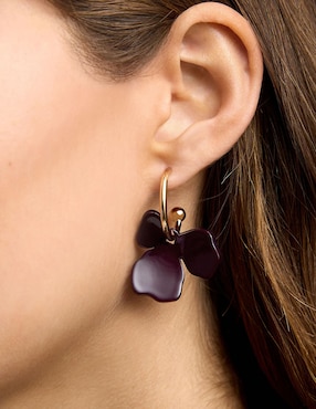 Aretes largos Parfois Maison Clay con acabado brillante