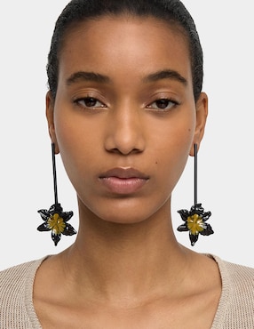 Aretes largos de flor Parfois Amber con acabado texturizado