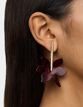 Aretes largos de flor Parfois Maison Clay con acabado brillante
