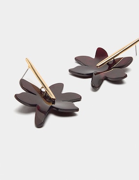 Aretes largos de flor Parfois Maison Clay con acabado brillante