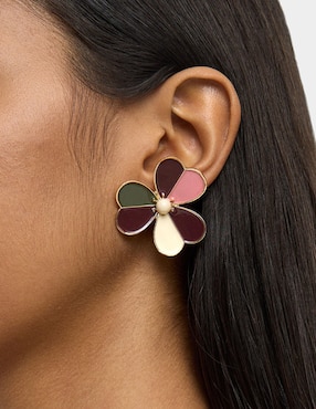 Aretes cortos de flor Parfois Maison Clay con acabado brillante