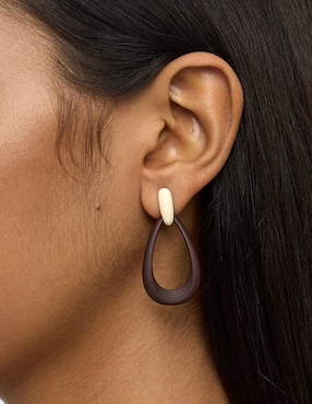 Aretes largos Parfois Maison Clay con acabado brillante