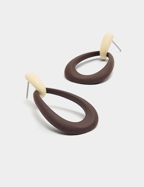 Aretes largos Parfois Maison Clay con acabado brillante