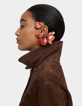 Ear cuff de flor Parfois con acabado esmaltado
