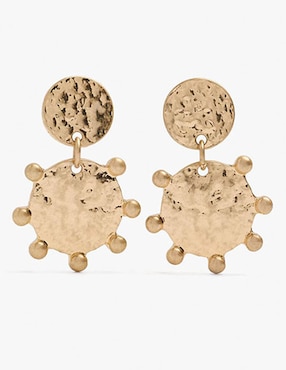 Aretes largos Parfois Charmy con acabado texturizado