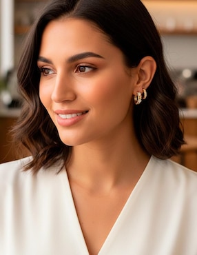 Set de aretes Nira de oro laminado 10 K con acabado brillante zirconia cúbica