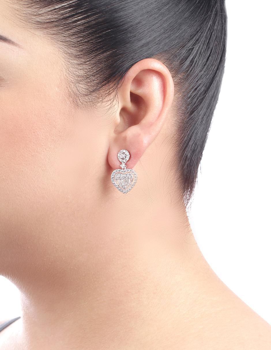 Aretes de corazón con acabado baño rodio zirconia 3