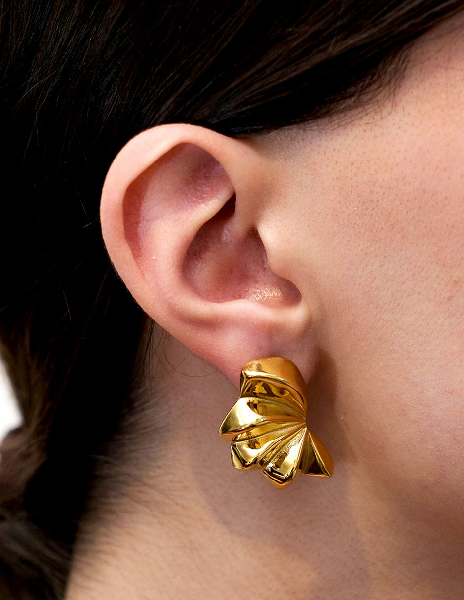 Aretes de flor con acabado chapa de oro 3