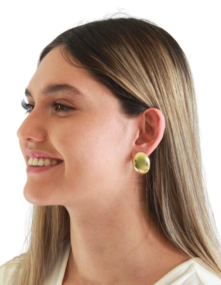 Aretes ovalados con acabado brillante 5