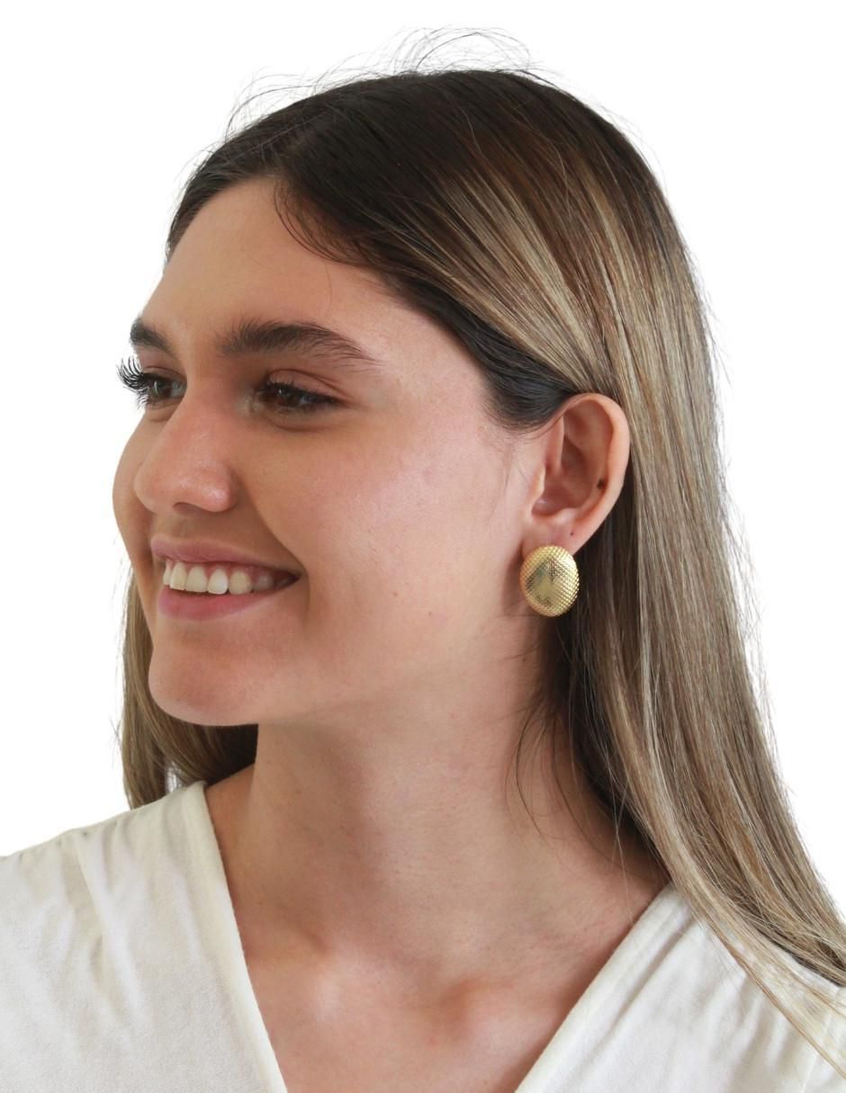 Aretes ovalados con acabado brillante 5