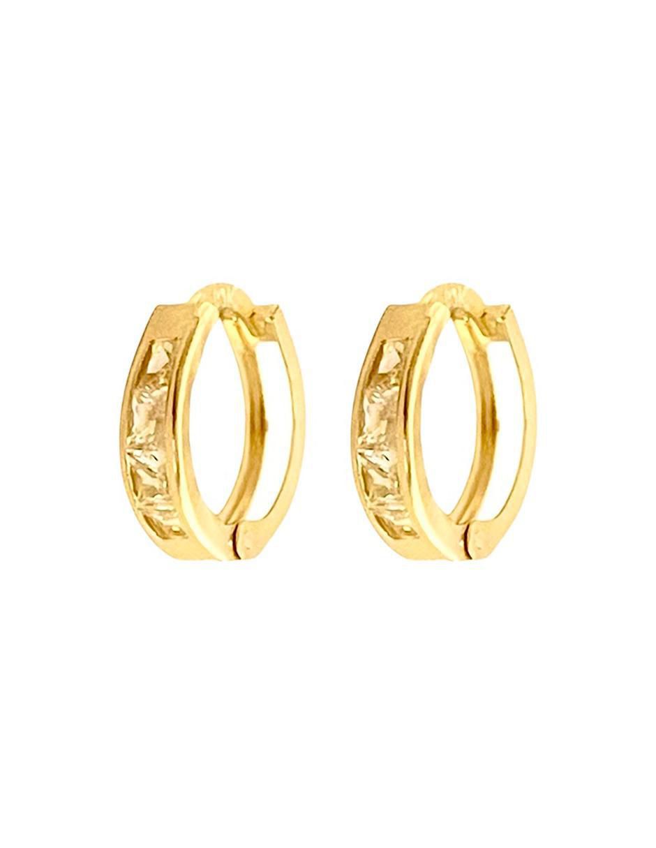 Aretes redondos de oro con acabado brillante zirconia