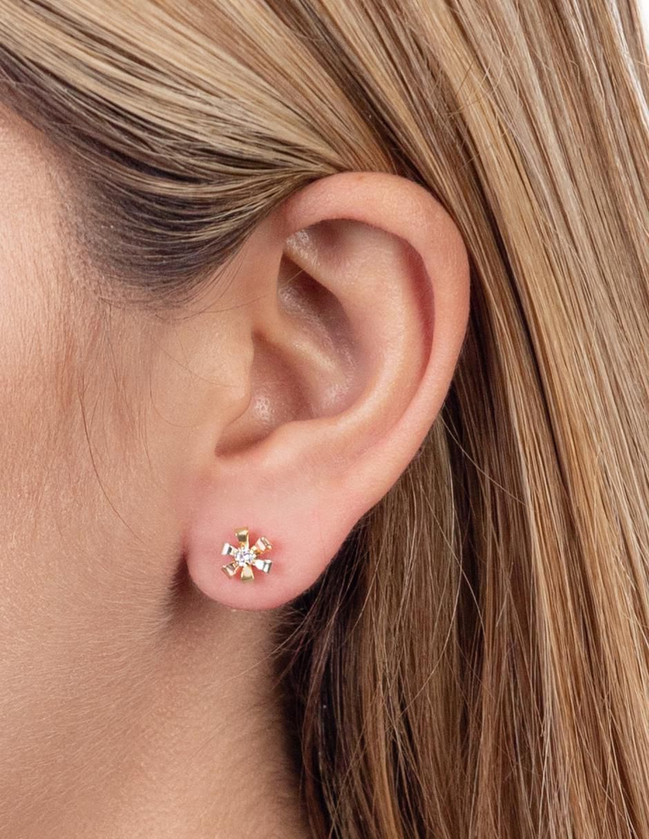 Broqueles de flor de oro con acabado brillante zirconia 4