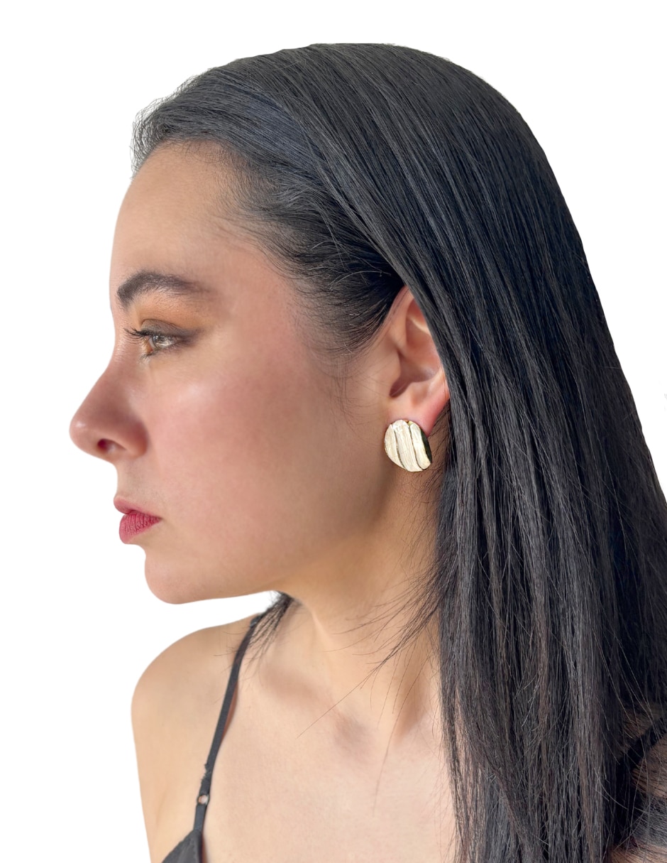 Aretes cortos circulares con acabado esmaltado 2