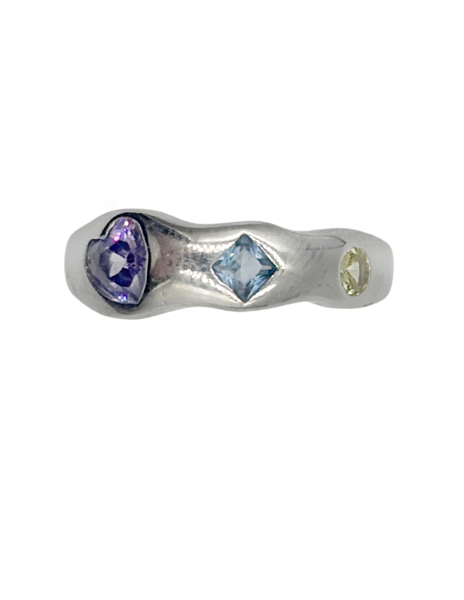 Anillo "de (si aplica)" ondulada sin familia no aplica sin kilataje "de" metal sin gema liso 6