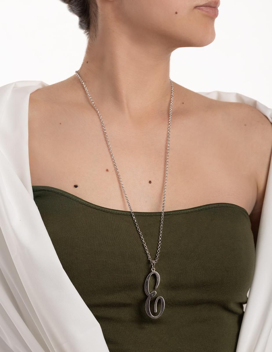 Collar con dije de letra e 2