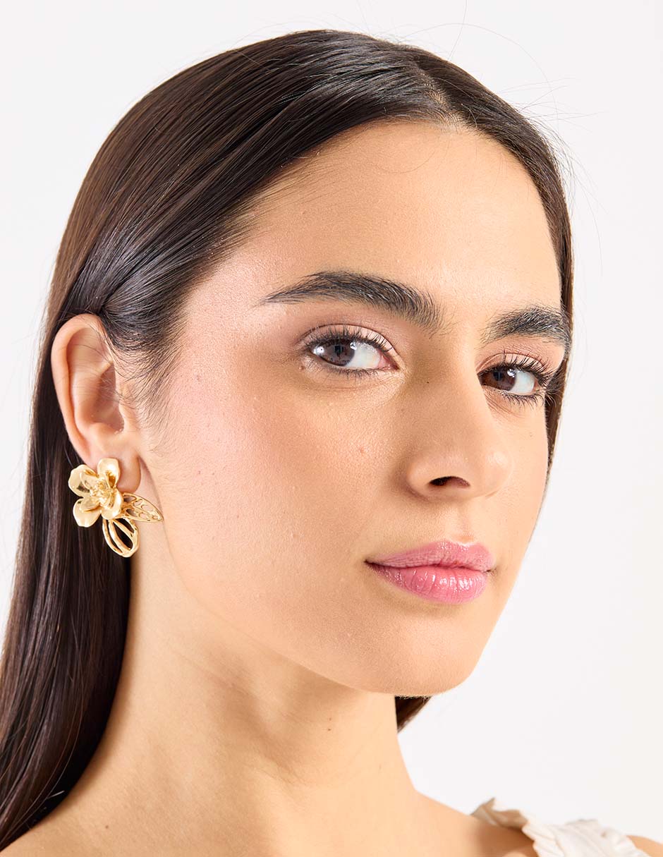 Aretes de flor con acabado brillante 5