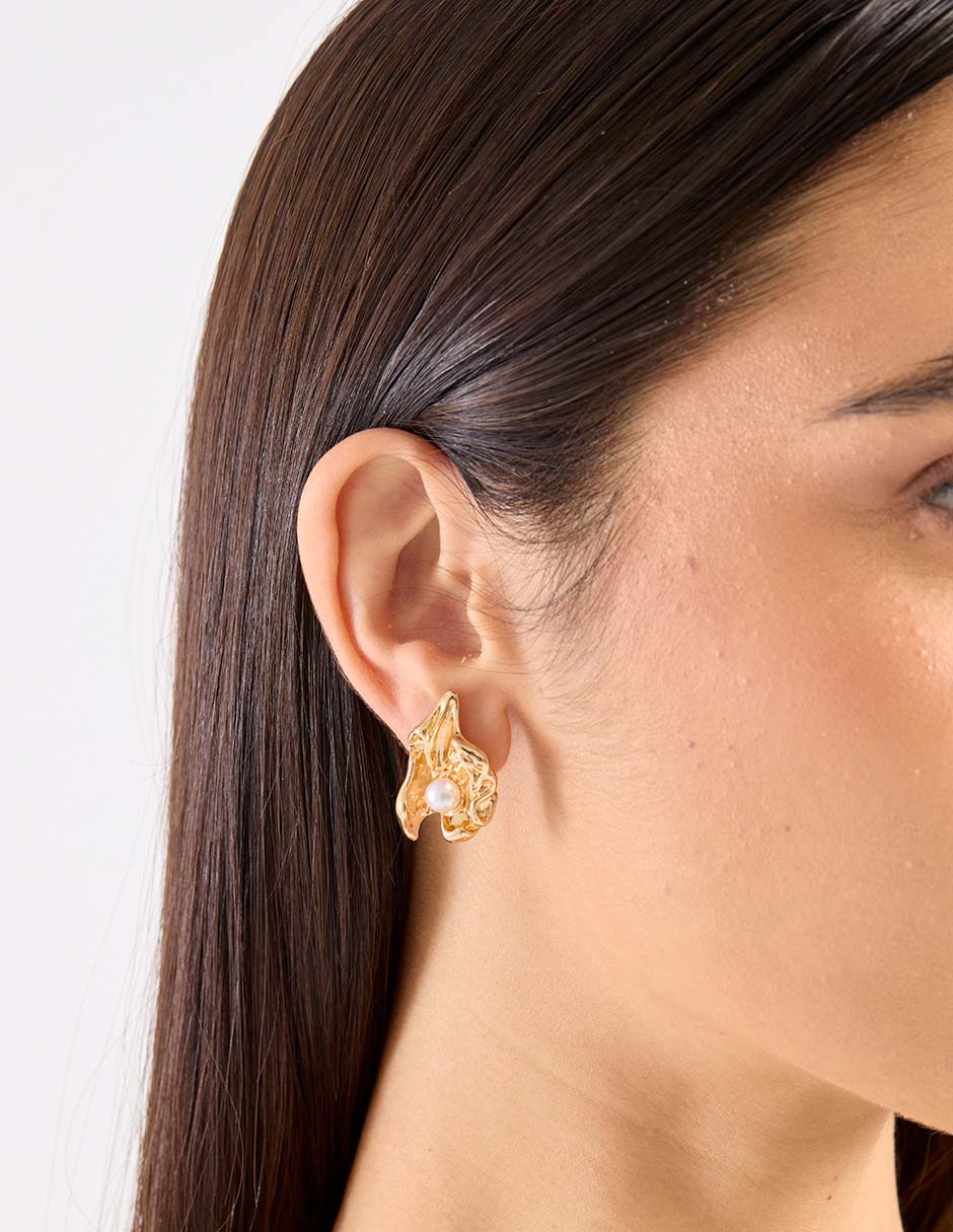 Aretes de flor con acabado pavé 4