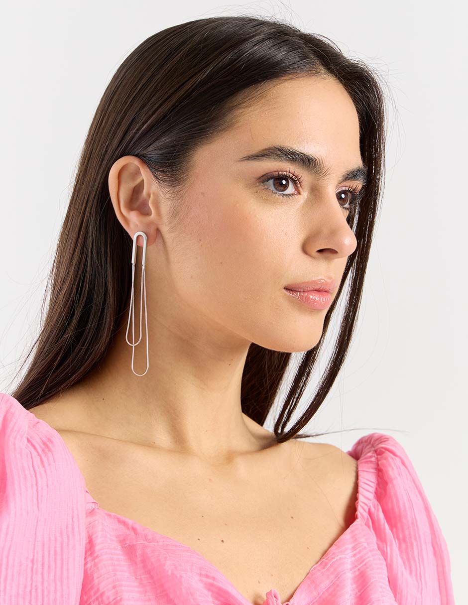 Aretes largos con acabado brillante 4