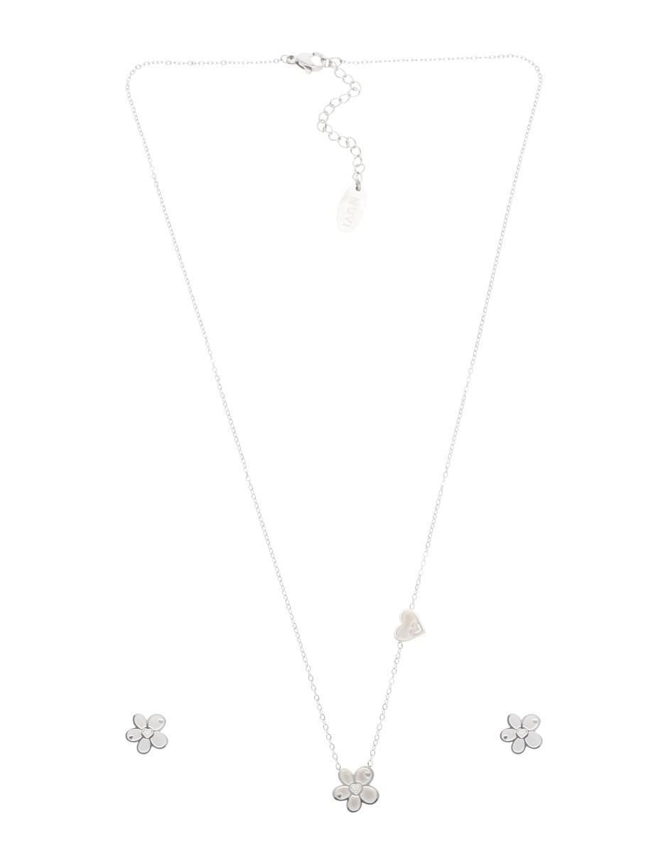 Aretes y collar de flor