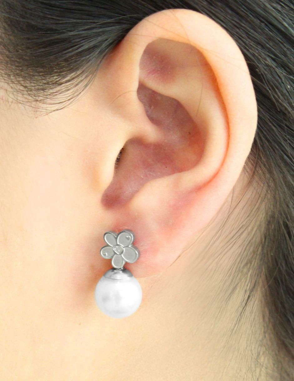 Aretes cortos de flor con acabado brillante 4