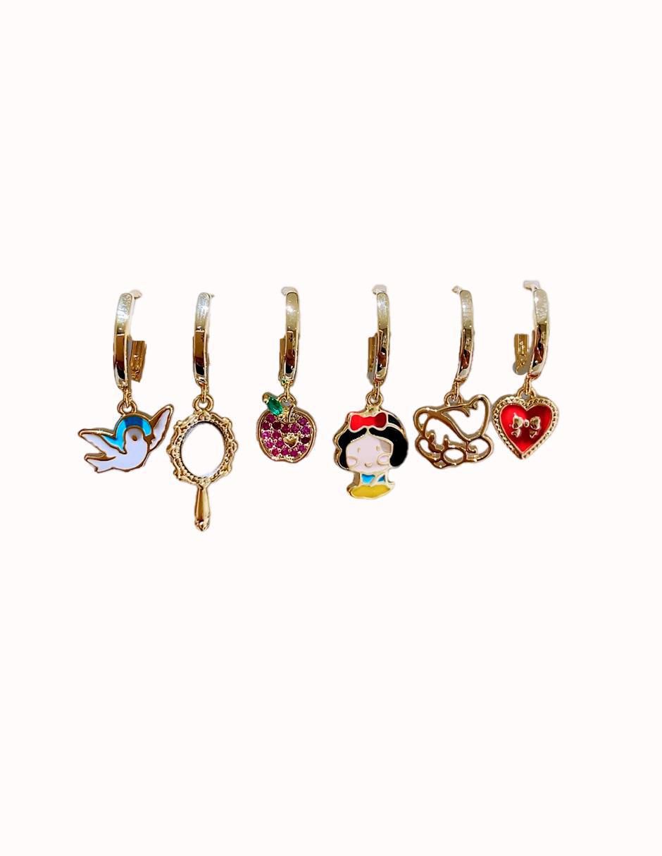 Aretes huggies Blancanieves Princesas con acabado pulido zirconia cúbica