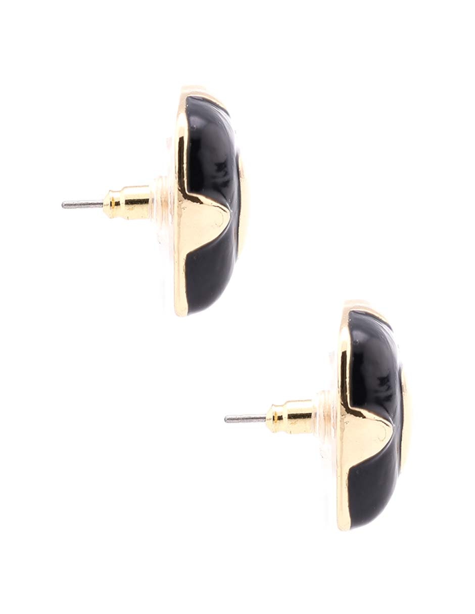 Aretes cuadrados con acabado brillante 3