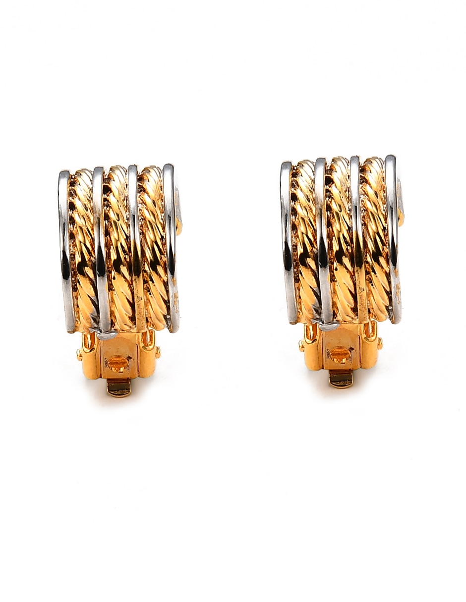 Aretes cortos con acabado brillante