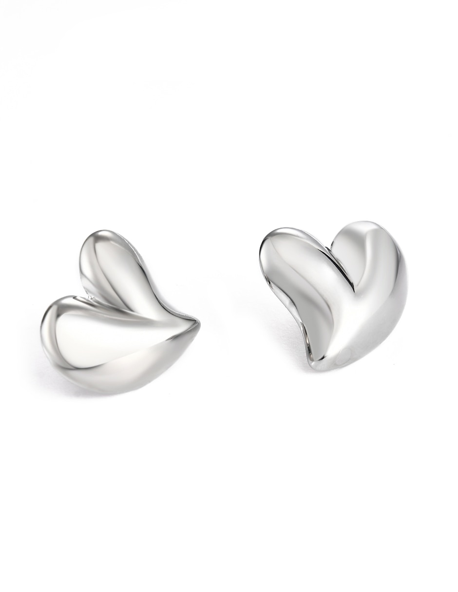 Aretes corto de corazón con acabado brillante 3