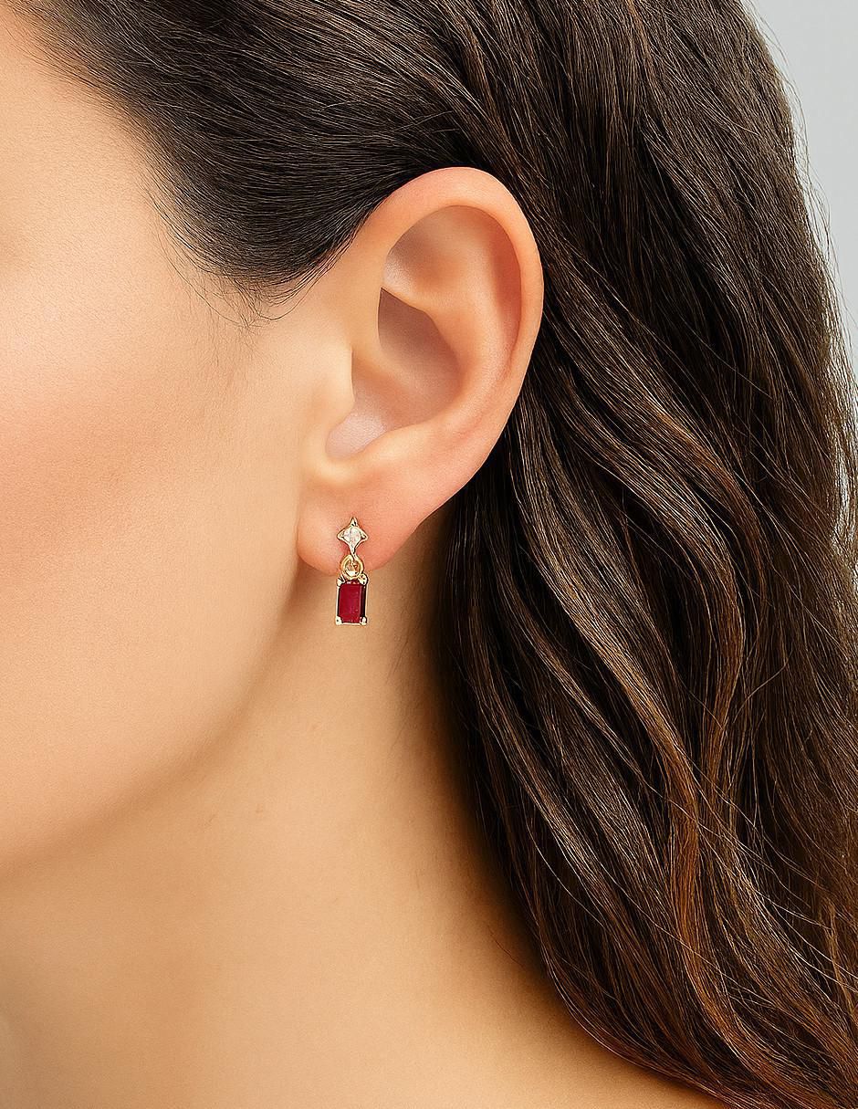 Aretes cortos de oro amarillo 14 K con acabado pulido granate 4