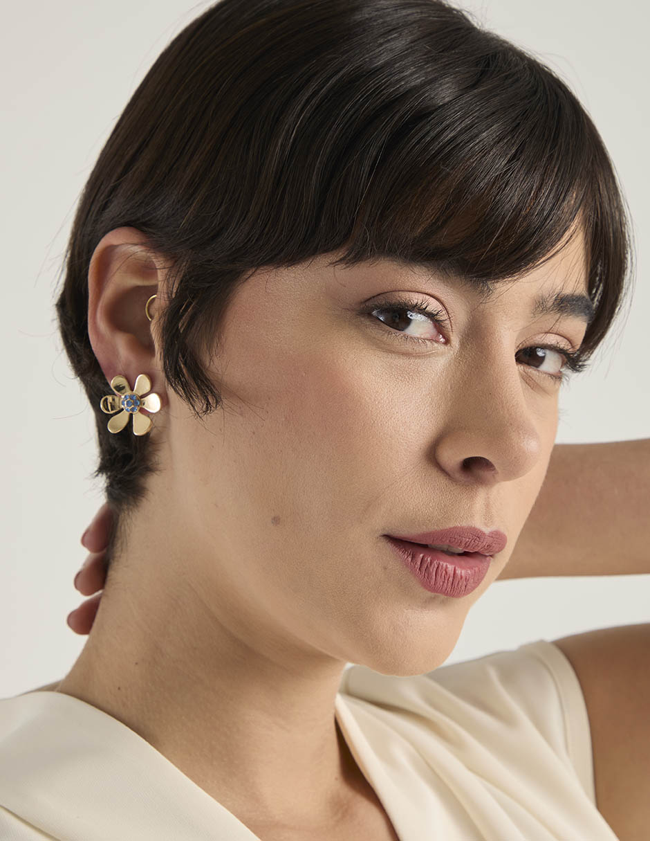 Aretes cortos de flor con acabado brillante 4