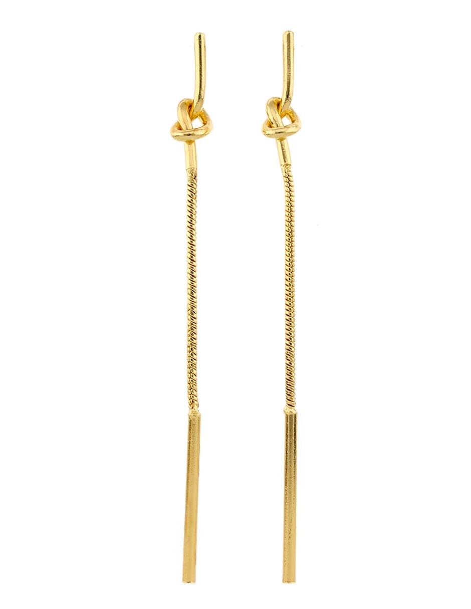 Aretes largos con acabado texturizado