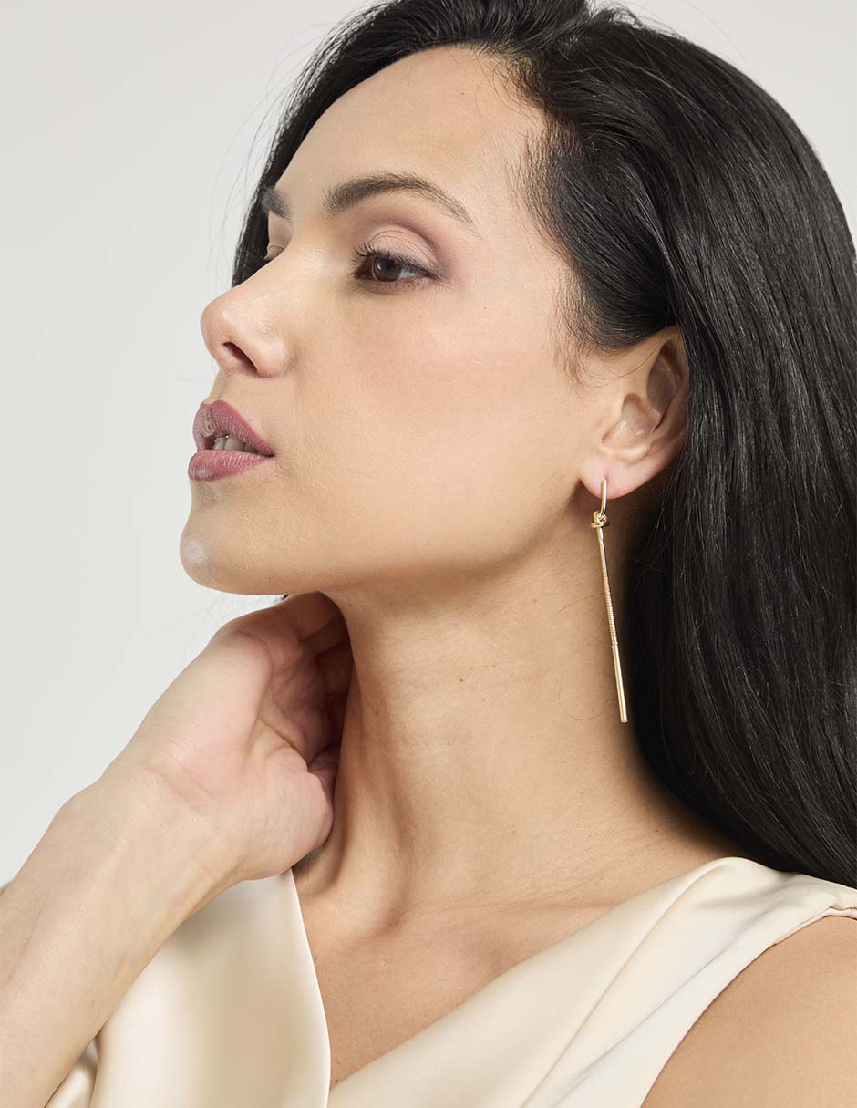 Aretes largos con acabado texturizado 4