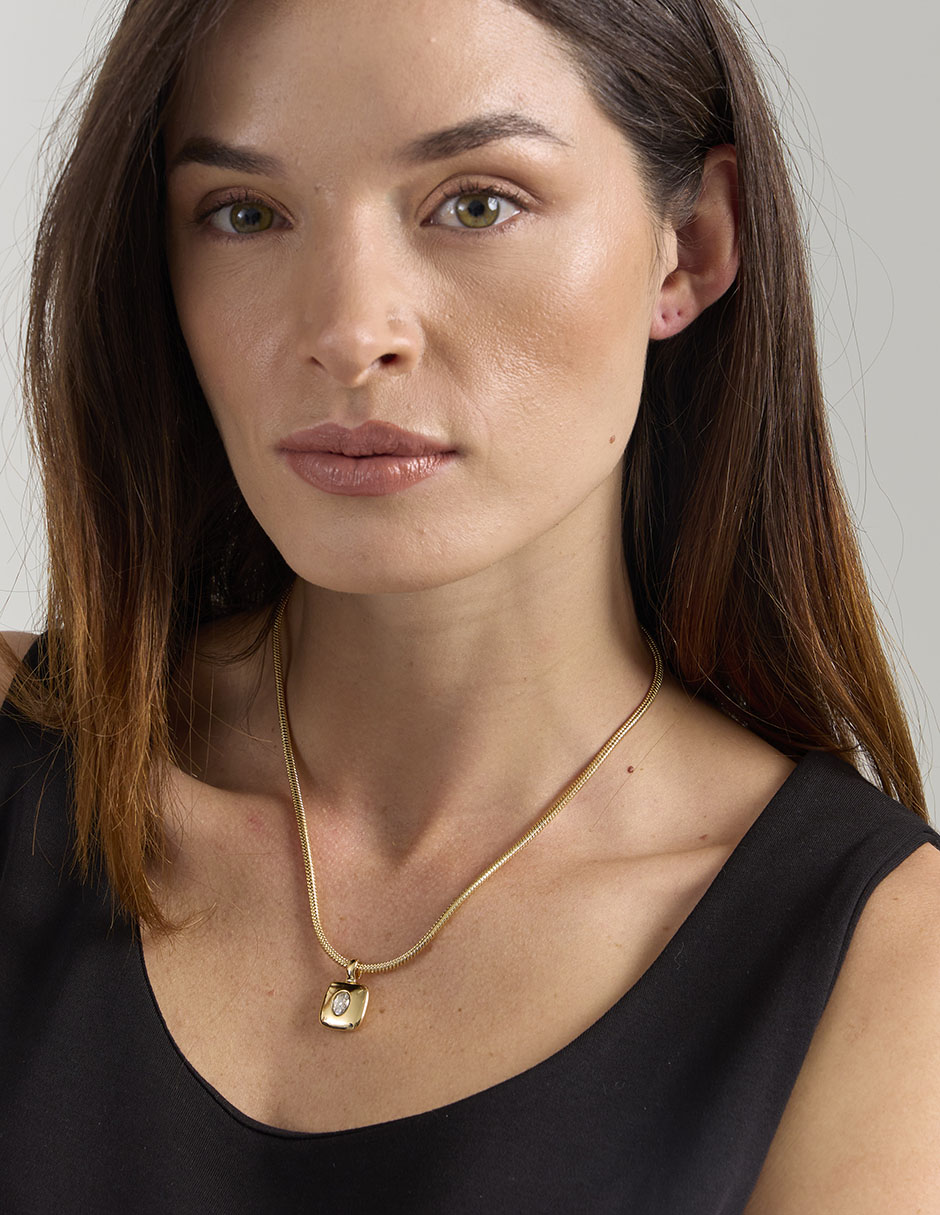 Collar con dije cuadrado 3