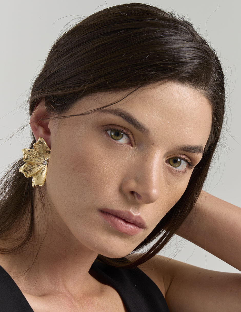 Aretes largos de flor con acabado brillante 4