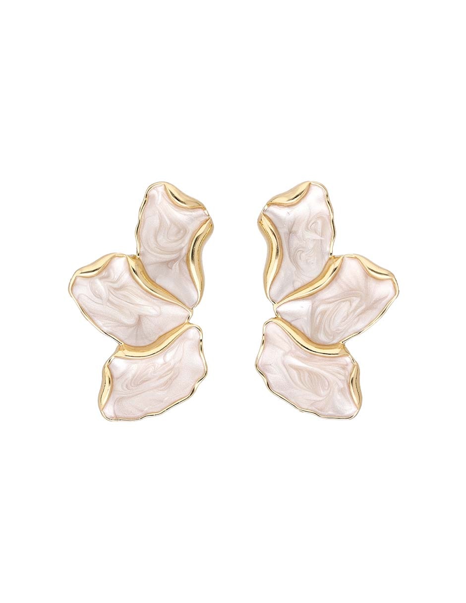 Aretes largos de flor con acabado brillante