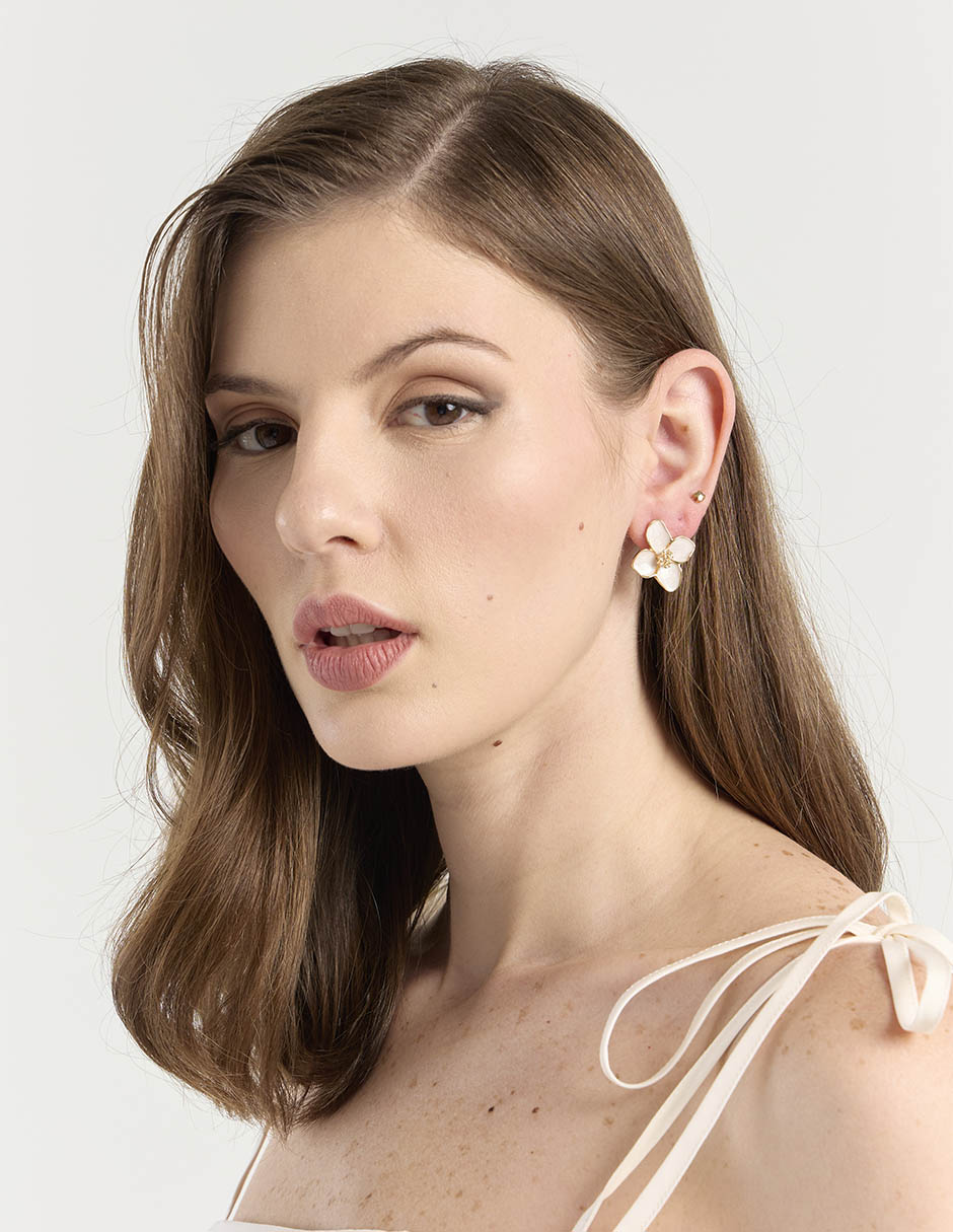 Aretes cortos de flor con acabado brillante 4