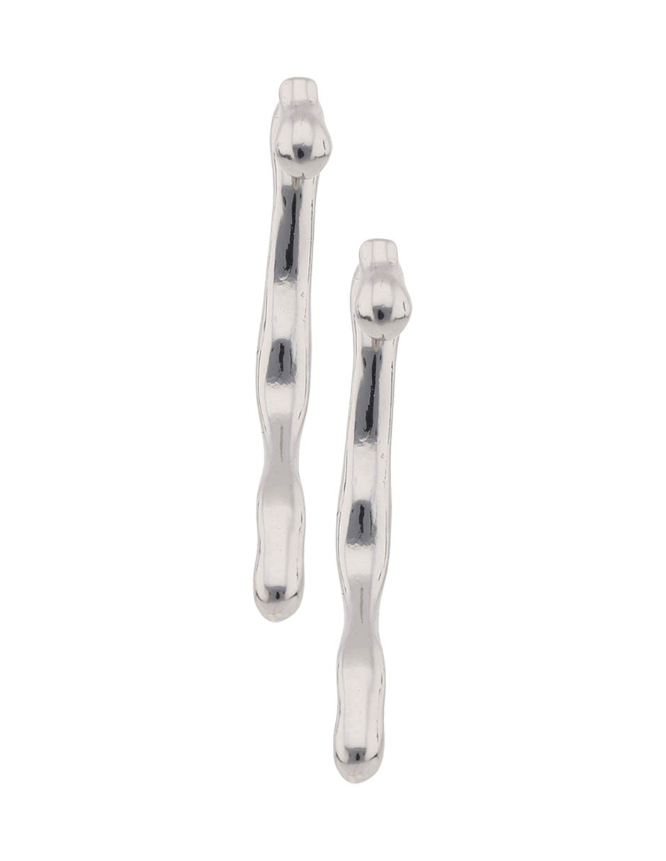Aretes largos con acabado brillante