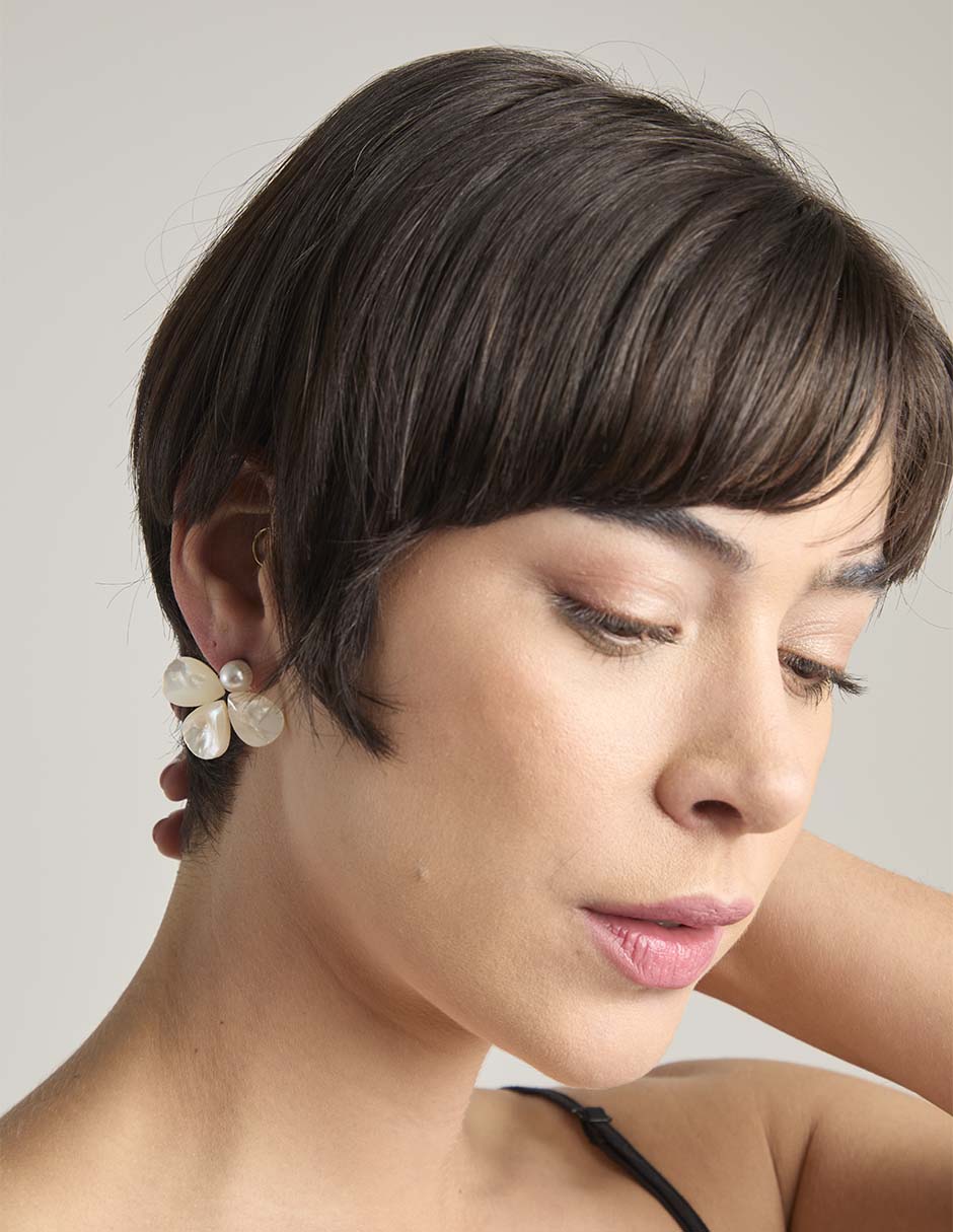 Aretes largos de flor con acabado liso 4