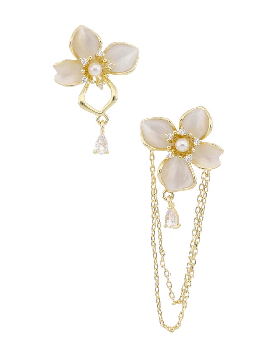 Aretes largos de flor con acabado brillante