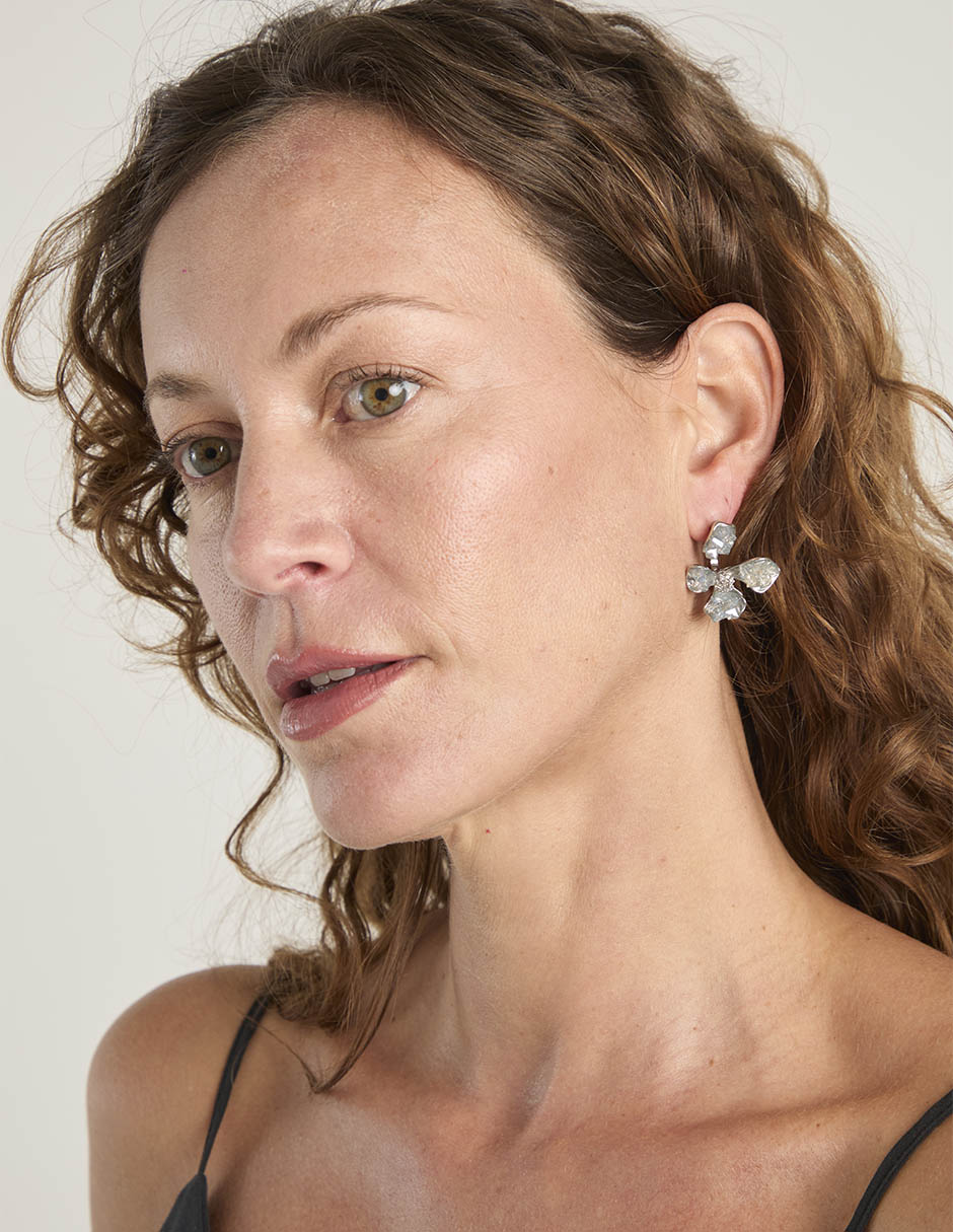 Aretes cortos de flor con acabado brillante 4