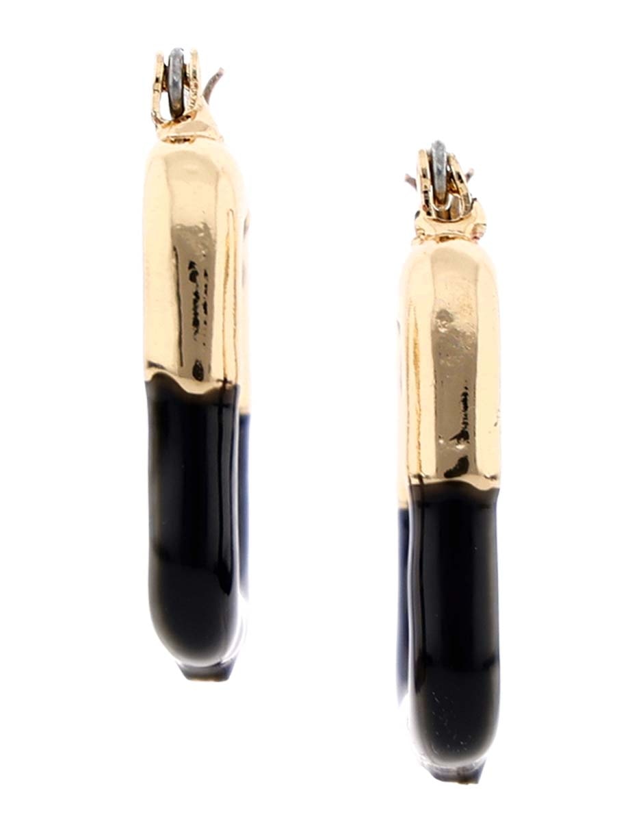 Aretes cortos cuadrados con acabado liso