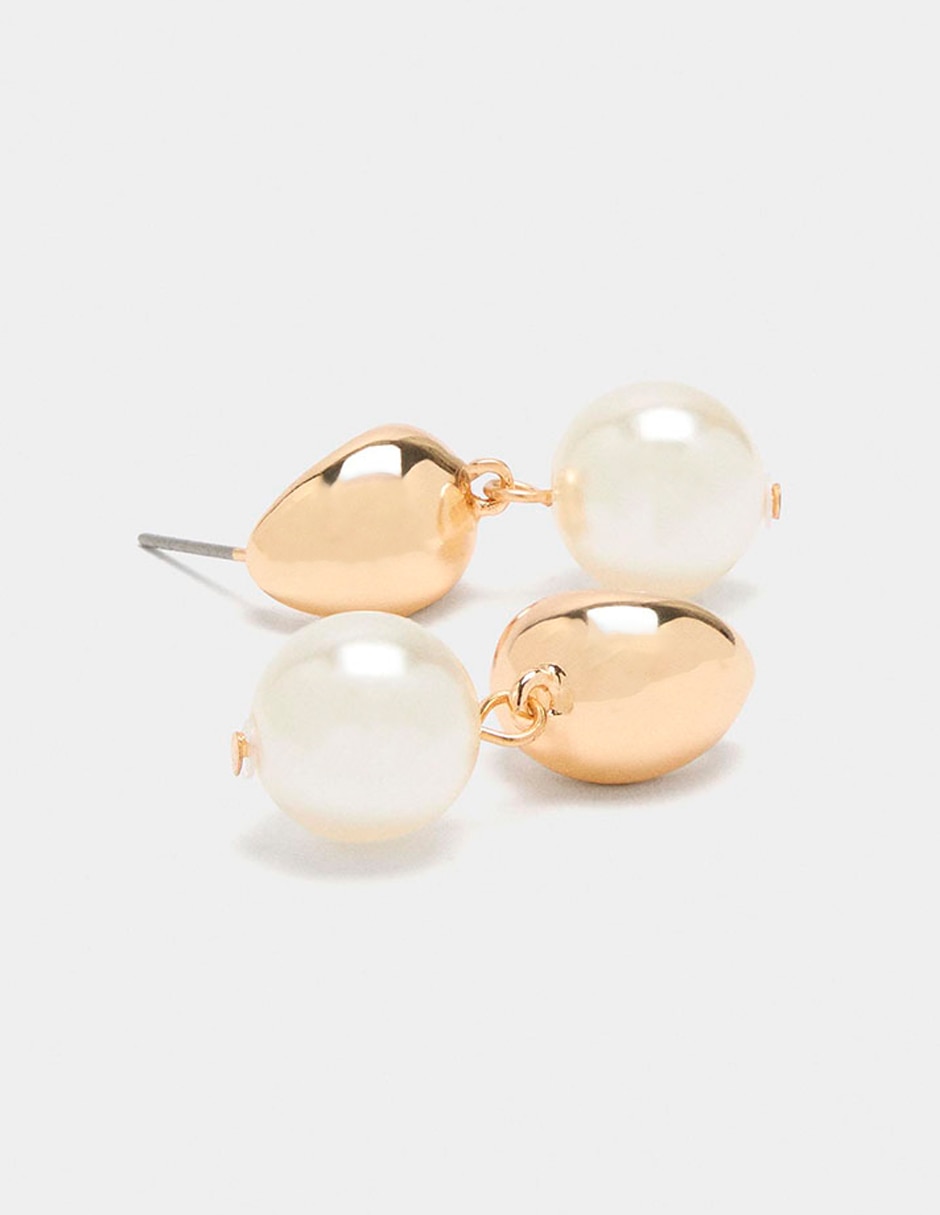 Aretes cortos Stay Classy con acabado brillante perla 2