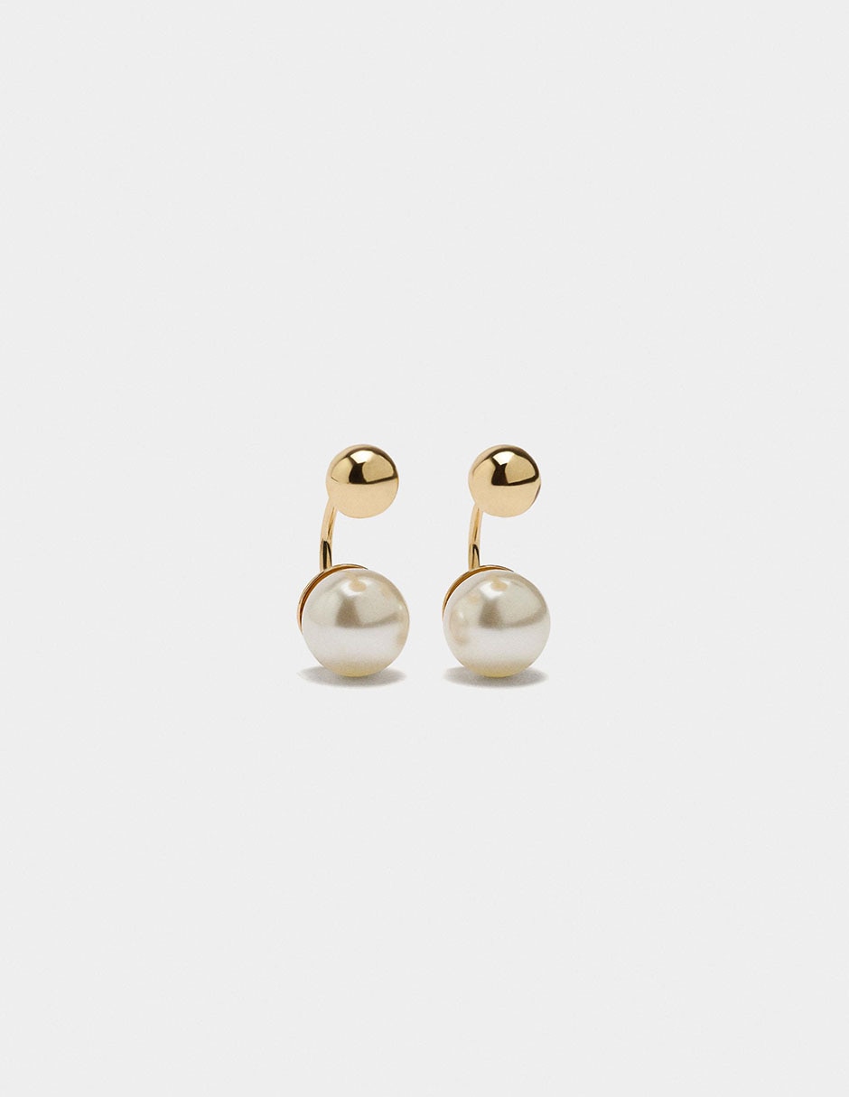 Aretes cortos Stay Mixed con acabado pavé perla Aretes cortos Stay Mixed con acabado pavé perla