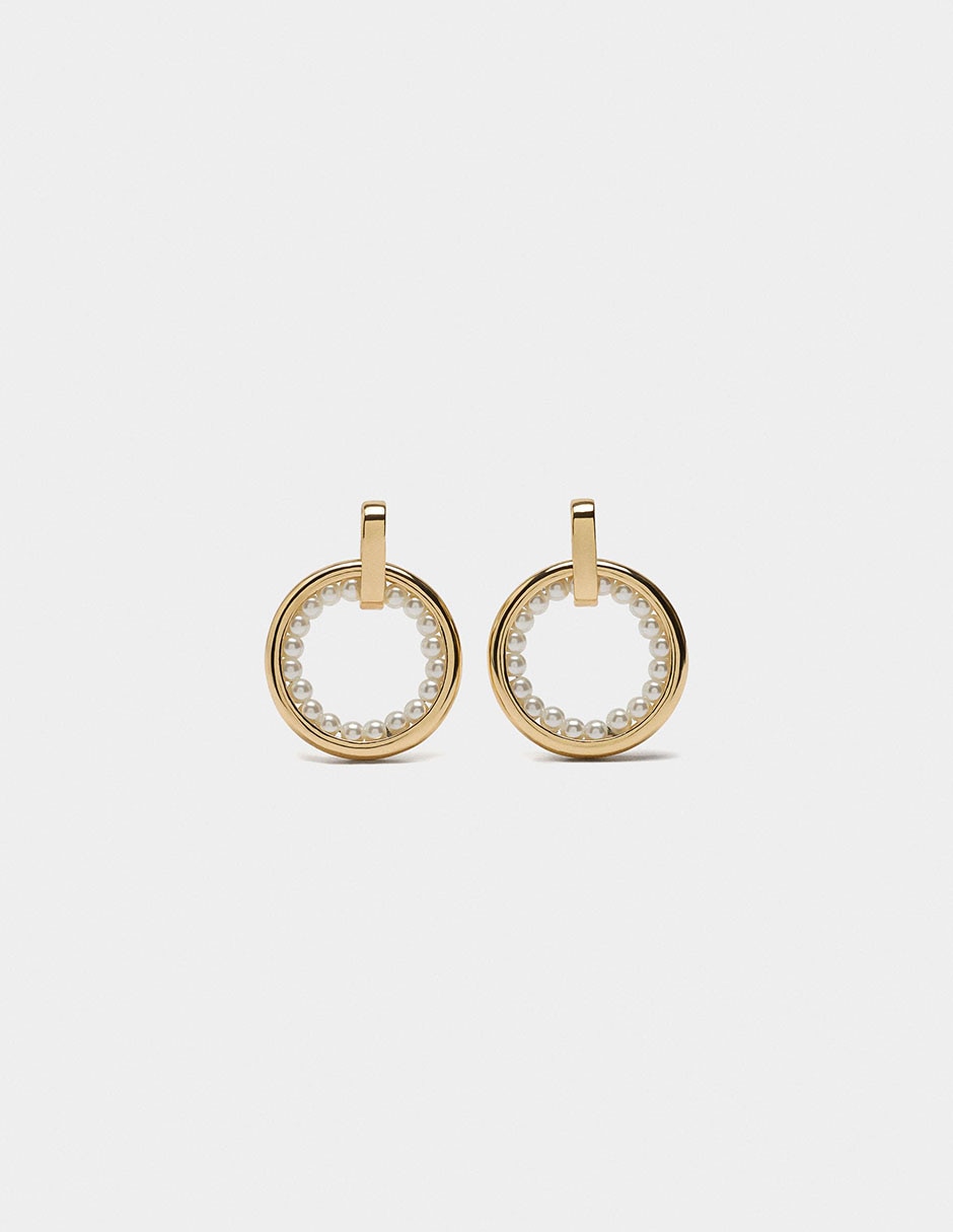 Aretes largos redondos Stay Classy con acabado brillante perla Aretes largos redondos Stay Classy con acabado brillante perla