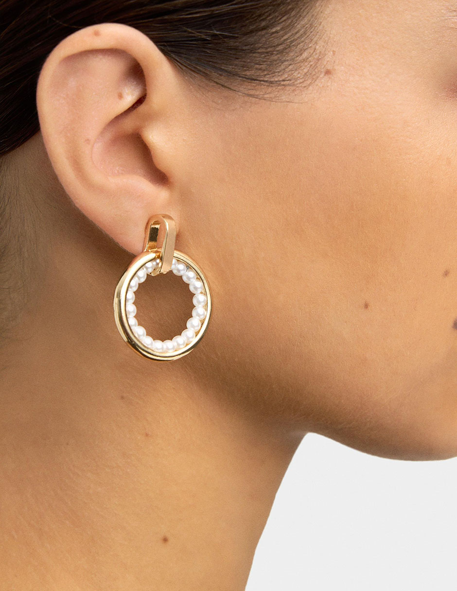 Aretes largos redondos Stay Classy con acabado brillante perla 2