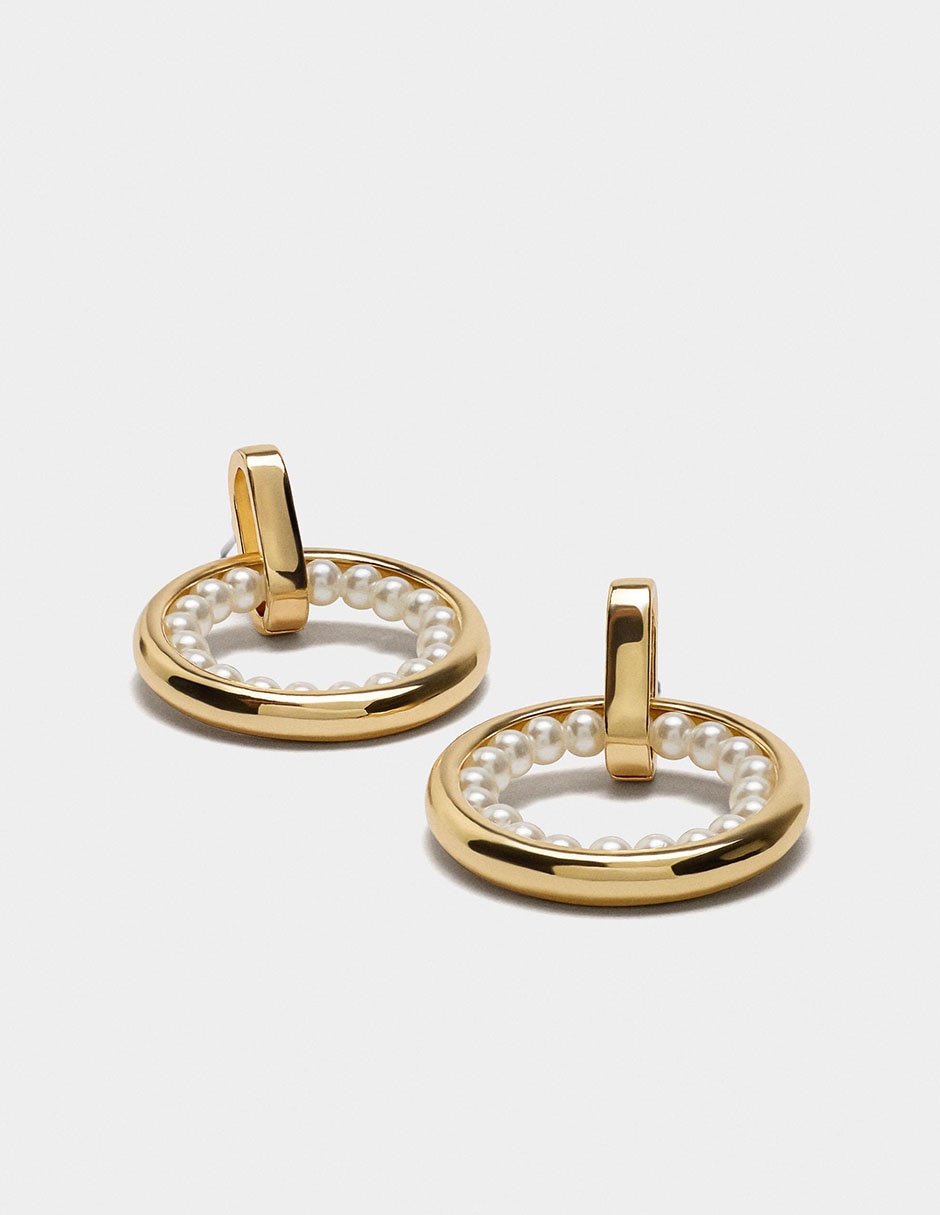 Aretes largos redondos Stay Classy con acabado brillante perla 3