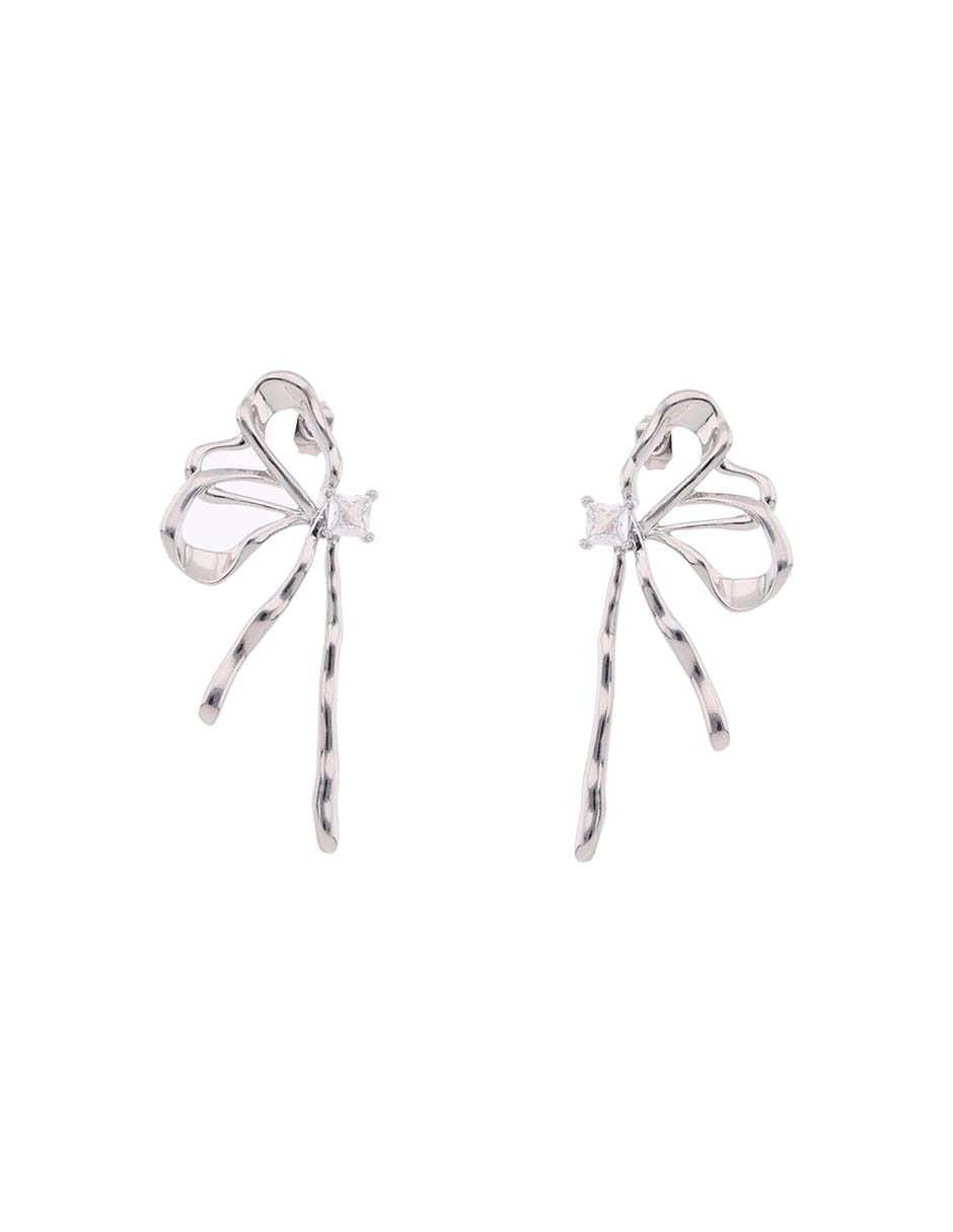 Aretes largos con acabado brillante