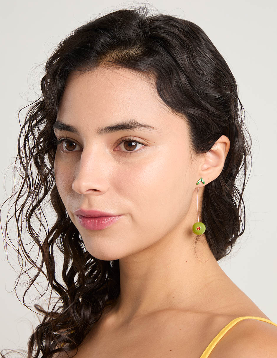 Aretes largos de cereza con acabado liso 4