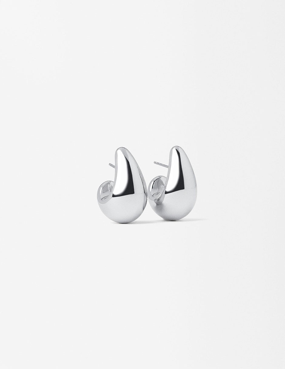 Aretes largos con acabado brillante